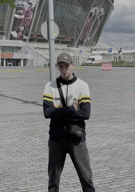 Александр из Донецка, мне 19, познакомлюсь без обязательств