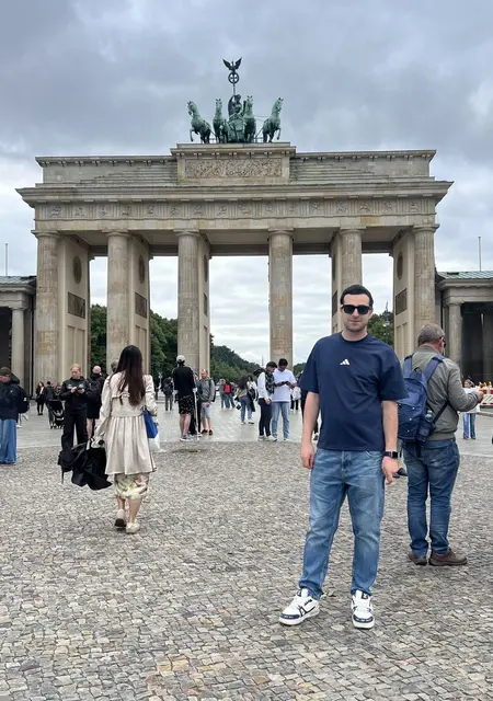 Erik из Еревана, мне 25, познакомлюсь для приятного времяпровождения