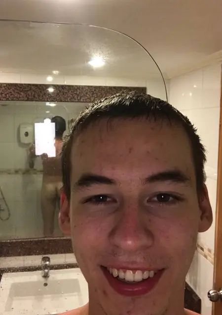 Я Ваня, 20, из Кишинёва, ищу знакомство для приятного времяпровождения