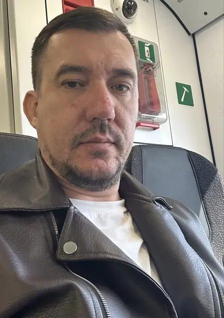 Арсений из Фужер, мне 40, познакомлюсь для общения