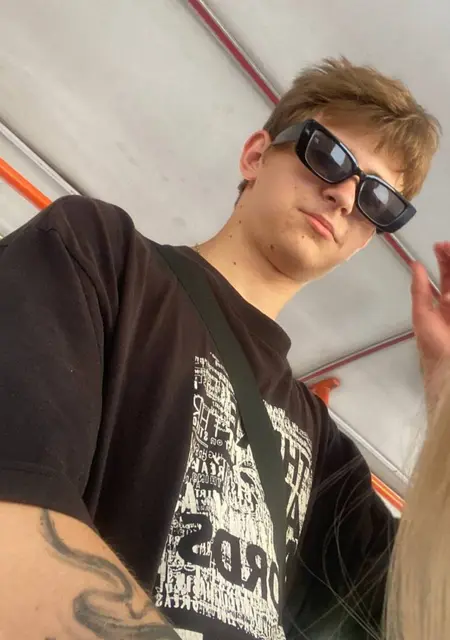 Я Саша, 20, из Кицмани, ищу знакомства на одну ночь