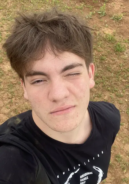 Я Александр, 18, из Вены, ищу знакомства без обязательств