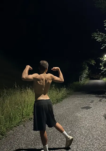 Я Kris, 19, из Праги, ищу знакомство для открытые отношения