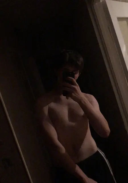 Максим из Гродно, мне 22, познакомлюсь на одну ночь