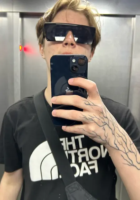 Я Андрей, 18, из Чернигова, ищу знакомства на одну ночь