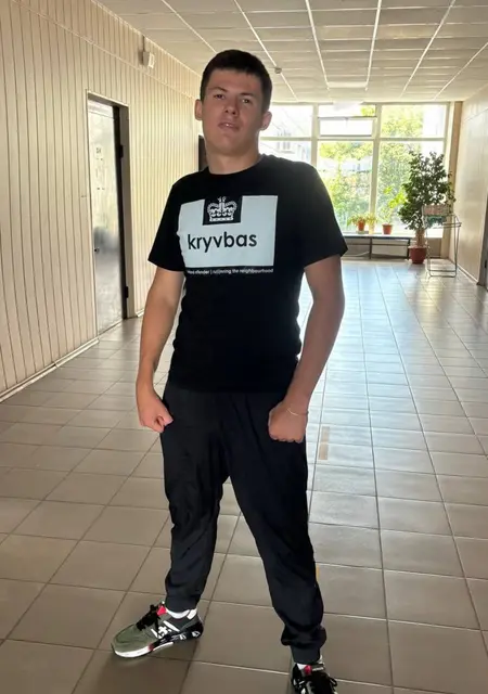 Я Святослав, 19, из Днепра, ищу знакомства на одну ночь