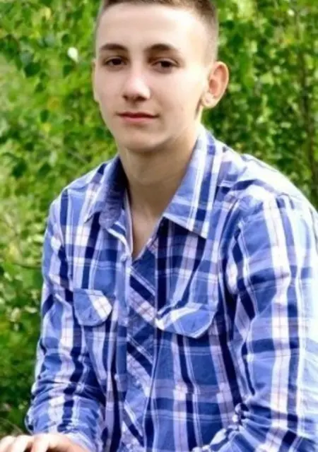 Я Олег, 18 років з Івано-Франківська, шукаю знайомства без зобов'язань