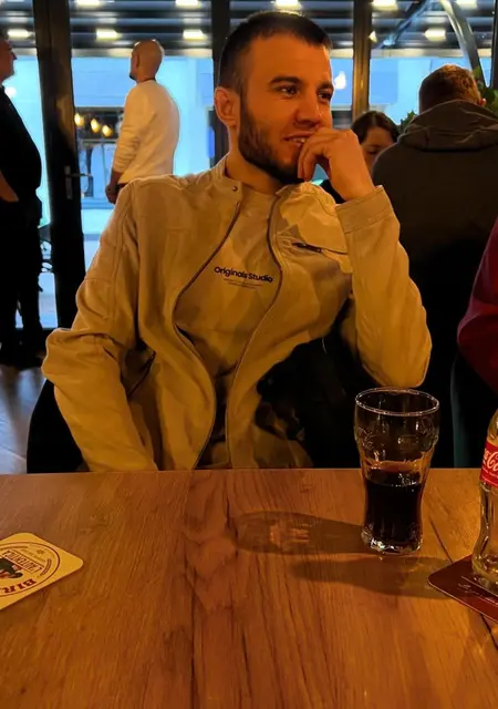 Xasan из Роттердама, мне 28, познакомлюсь для постоянных отношений