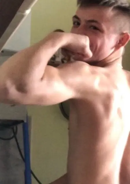 Я Денис, 20, из Львова, ищу знакомства на одну ночь