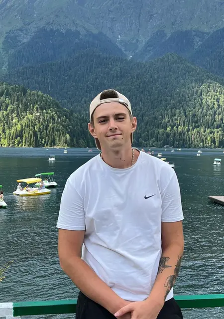 Я Артур, 22, знакомлюсь без обязательств в Луганске