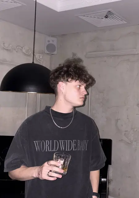 Artem из Стокгольма, мне 21, познакомлюсь для общения