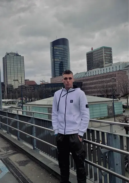 Я Игорь, 19, знакомлюсь на одну ночь в Запорожье