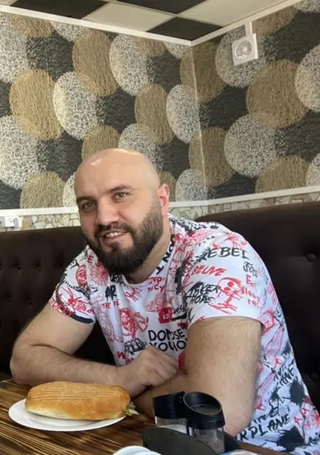 Ринат из Брюсселя, мне 36, познакомлюсь для открытые отношения