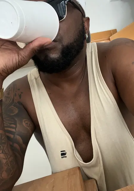 Melvin из Турина, ищу на сайте знакомства на одну ночь