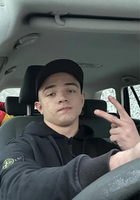 Даня из Киева, мне 18, познакомлюсь без обязательств