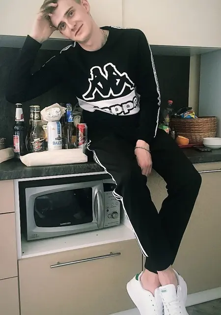 Я Антон, 26, из Осиповичей, ищу знакомства без обязательств