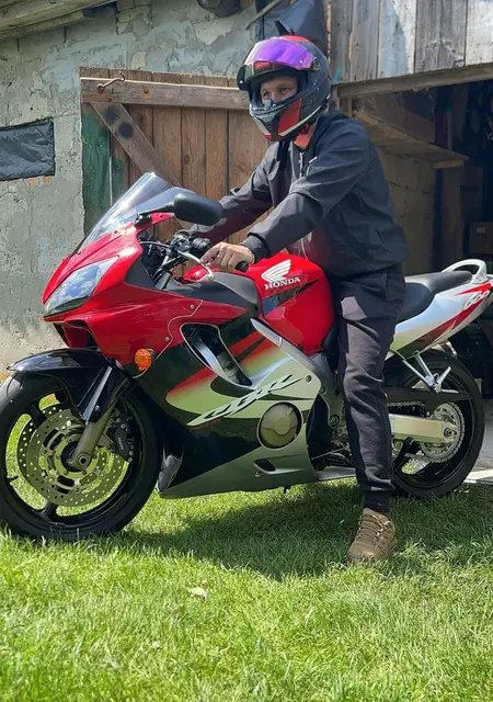 I'm Andry, 22 from Swindon, seeking connections for virtual conversation