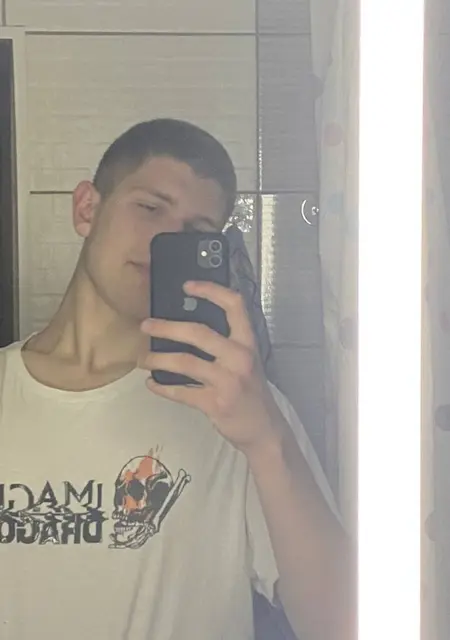 Руслан з Одеси, мені 18 років, познайомлюсь для вірт