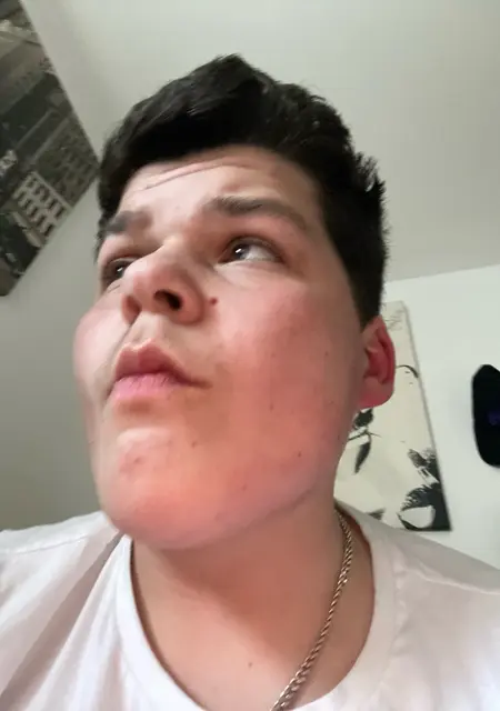 I'm Charlie, 20, looking to meet for chat in London