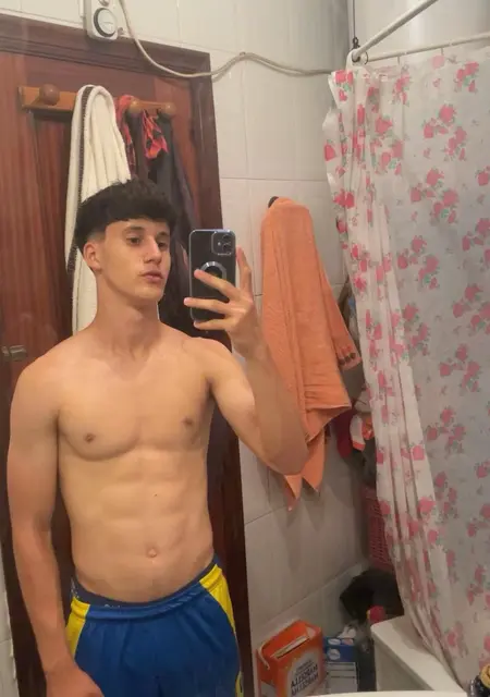 Soy Mohame, 19 años de Moguer, busco conocer gente para conversación virtual