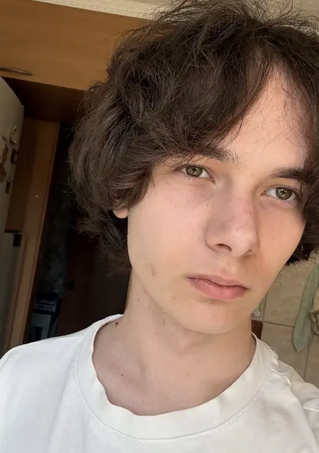 Я Денис, 18 років, знайомлюсь для спілкування у Кривому Розі