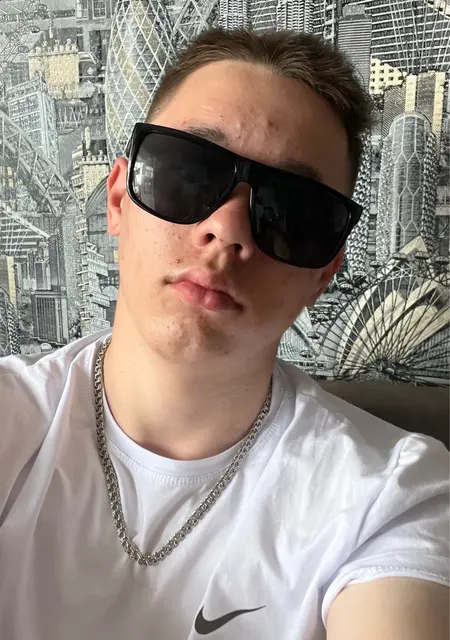 Я Леха, 18, знакомлюсь для вирта в Берлине