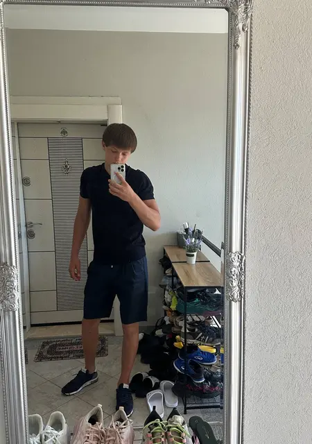 Я Кирилл, 19, из Варны, ищу знакомства без обязательств