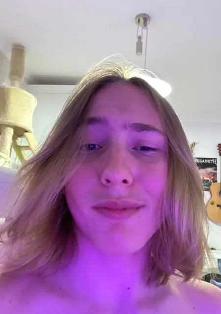 Я Ваня, 19 років з Києва, шукаю знайомство для вірт