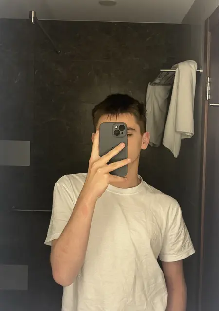 Я Kirill, 18, из Франкфурта-на-майне, ищу знакомства без обязательств