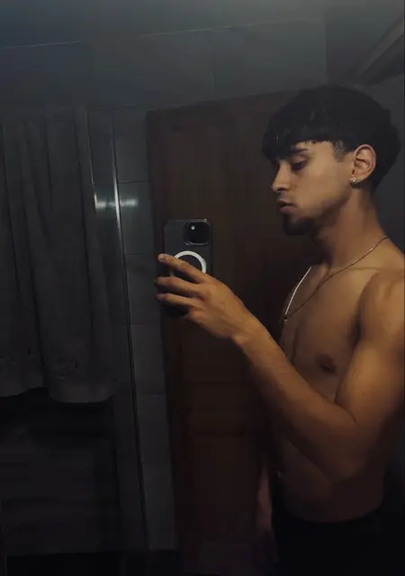 Soy Yadir, 25 años de Girona, busco conocer gente para relación sin ataduras