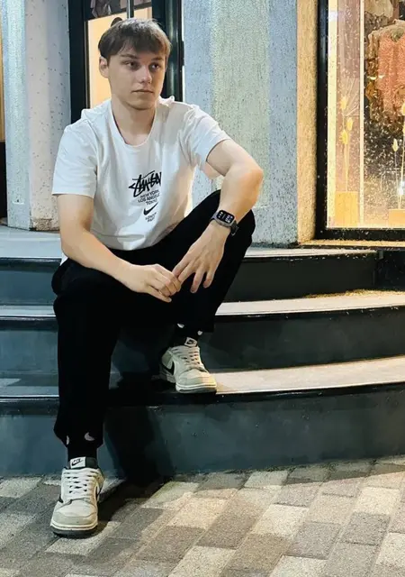 Я Илья, 21, знакомлюсь на одну ночь в Франкфурте-на-майне