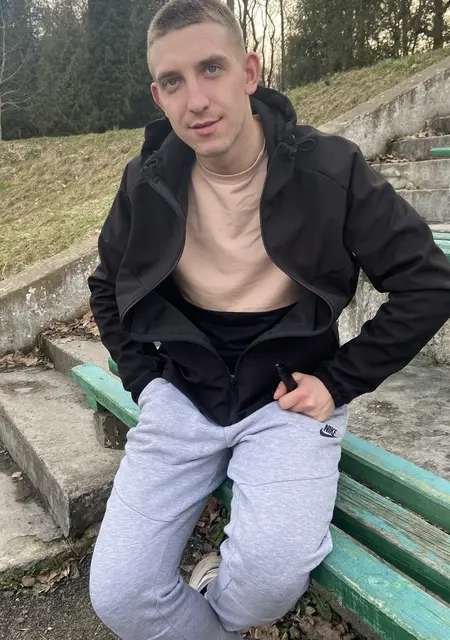 Виталий из Львова, мне 24, познакомлюсь для общения