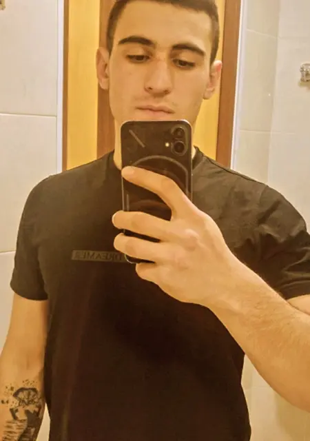 Я Айк, 21, из Брюсселя, ищу знакомства без обязательств