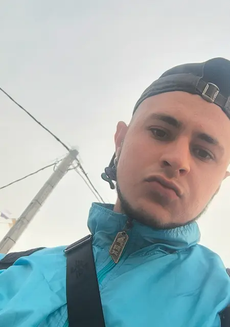 Soy Dior, 19 años de Gernika-Lumo, busco conocer gente para relación sin ataduras