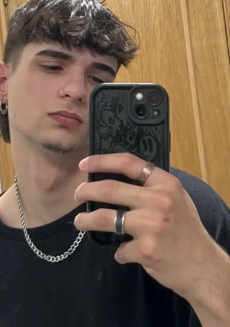 Soy Romeo, 21 años de Zaragoza, busco conocer gente para relación sin ataduras