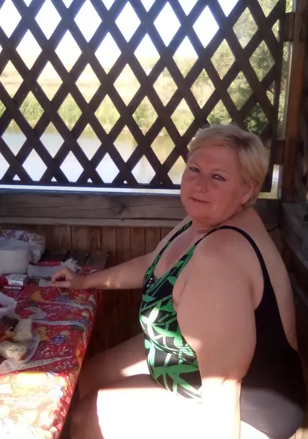 Ирина из Донецка, мне 58, познакомлюсь на одну ночь