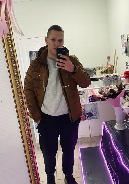 Aleksey de Santa Pola, tengo 18 años, listo para conocer para relación a largo plazo