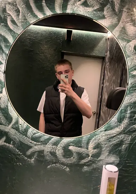 Я Антон, 18, из Меркуря-Чук, ищу знакомство для вирта