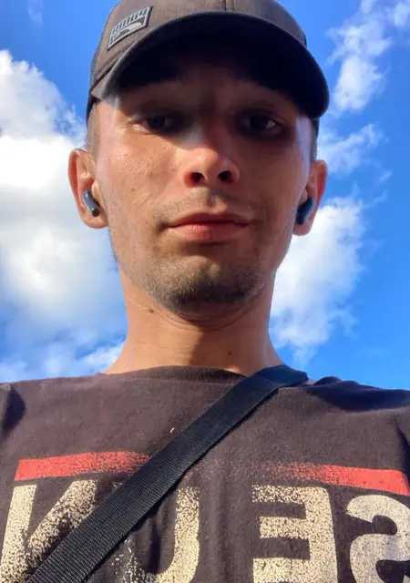 Евгений з Краснограда, мені 22 років, познайомлюсь на одну ніч