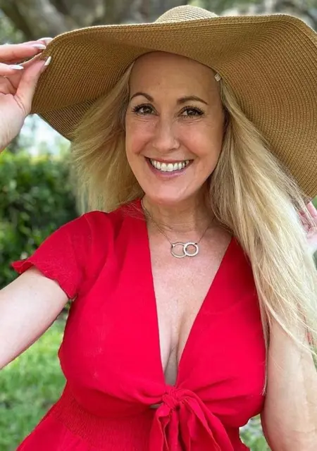 Claudine из Парижа, мне 49, познакомлюсь для постоянных отношений