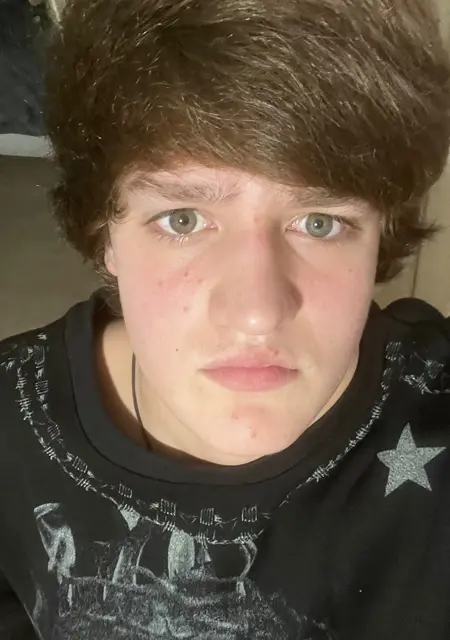 Лео из Салоников, мне 19, познакомлюсь на одну ночь