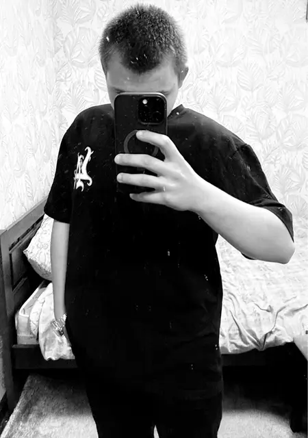 Михаил из Днепра, мне 18, познакомлюсь для открытые отношения