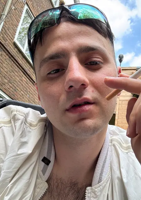 I'm Bazz, 29, looking to meet for one-night stand in Cardiff