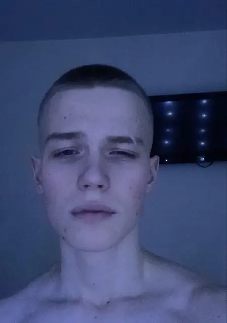 Даня из Франкфурта-на-майне, мне 18, познакомлюсь для дружбы