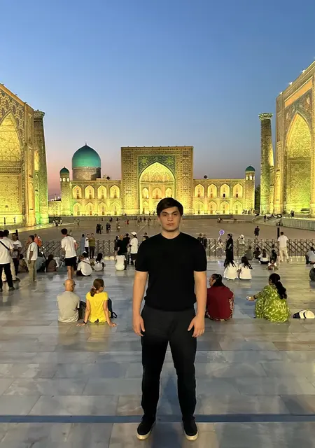 Я Azizbek, 21, знакомлюсь на одну ночь в Берлине