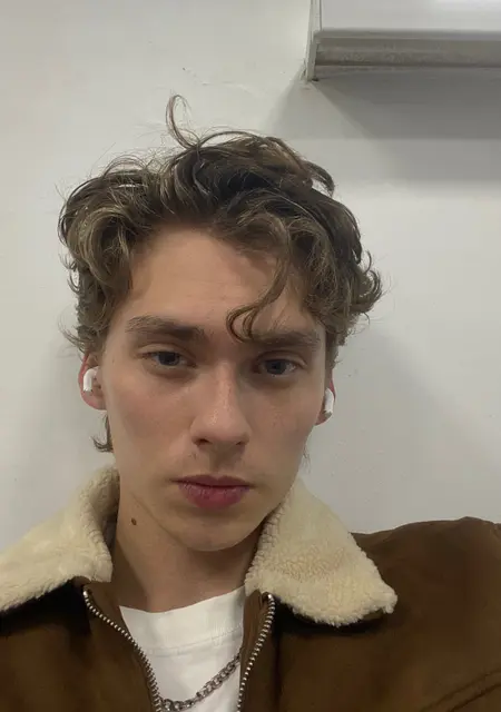 Я Валентин, 19, знакомлюсь без обязательств в Львове