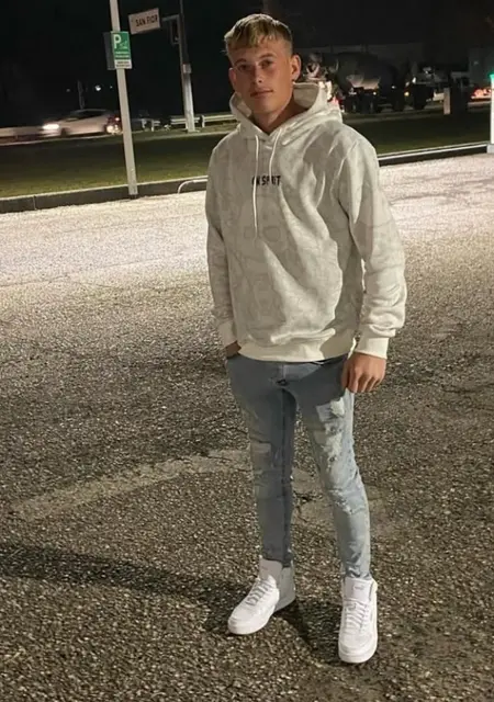 Я Iulian, 20, из Рима, ищу знакомства без обязательств