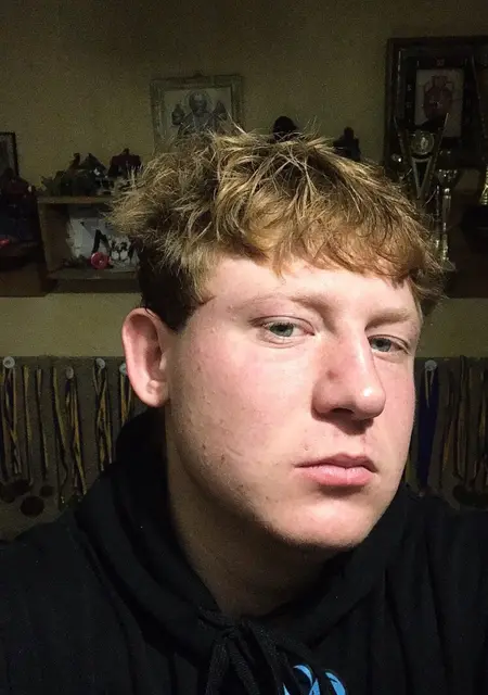 Глеб з Чернівців, мені 19 років, познайомлюсь для вірт