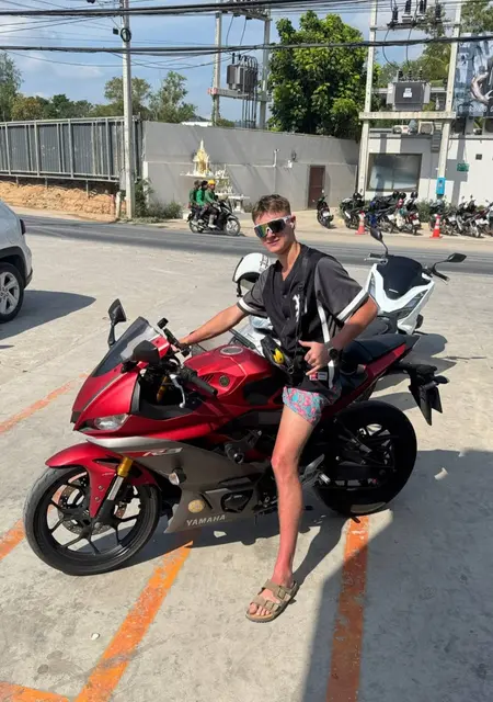 Андрей из Салоников, мне 19, познакомлюсь без обязательств