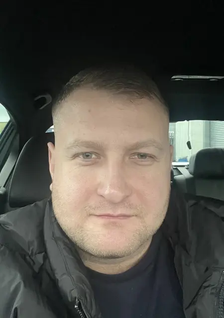 I'm Erik, 35, looking to meet for chat in Glasgow